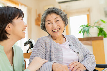 孫と車椅子に乗ったシニア女性