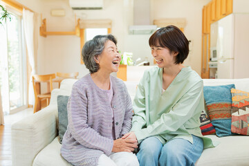 Obraz premium 自宅 祖母と孫