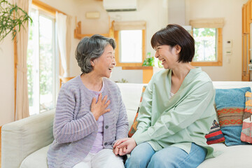 Obraz premium 自宅 祖母と孫