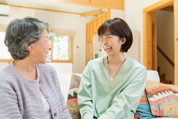 Obraz premium 自宅 祖母と孫