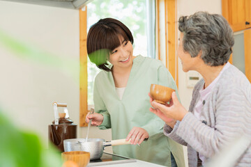 祖母に料理を作る孫