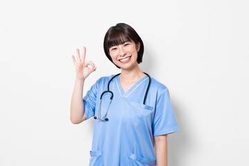 医療従事者の女性 OKサイン
