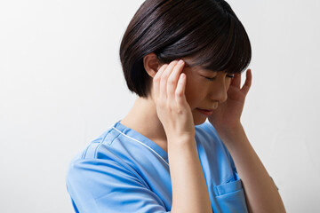 憂鬱そうな女性の医療従事者