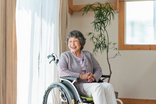 車椅子に乗ったシニア女性