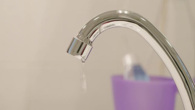 Robinet de salle de bain qui goutte rapidement
