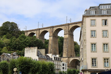 Obraz premium Le viaduc de Morlaix, viaduc ferroviaire sur la rivière de Morlaix, ville de Morlaix, département du finistère, Bretagne, France