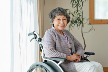 車椅子に乗ったシニア女性