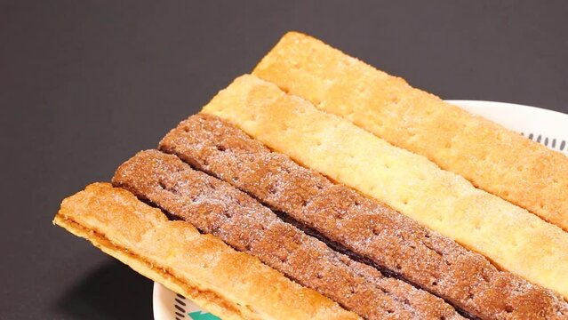 皿の上のスティックパイ　回転