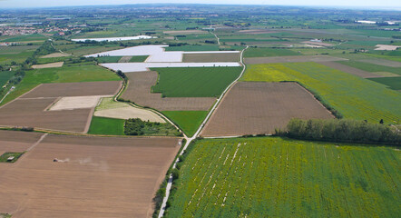 Fototapeta premium Photo aérienne de Marsillargues dans l'Hérault, Marssillargues vu du ciel, centre ville, lotissement, champs, Vidourle, pont, méandre, exploitations agricoles, Occitanie France