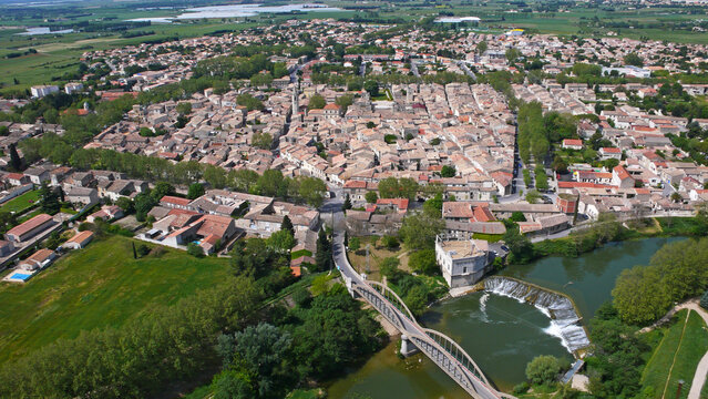 Photo a&eacute;rienne de Marsillargues dans l'H&eacute;rault, Marssillargues vu du ciel, centre ville, lotissement, champs, Vidourle, pont, m&eacute;andre, exploitations agricoles, Occitanie France