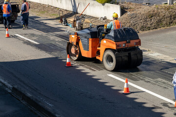 道路のアスファルト補修工事　走るロードローラー