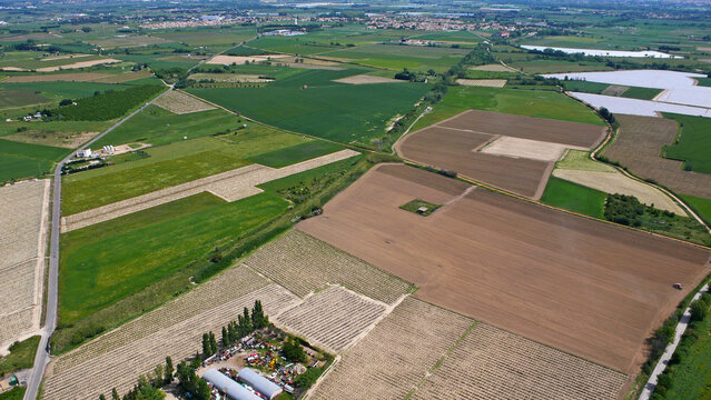 Photo a&eacute;rienne de Marsillargues dans l'H&eacute;rault, Marssillargues vu du ciel, centre ville, lotissement, champs, Vidourle, pont, m&eacute;andre, exploitations agricoles, Occitanie France