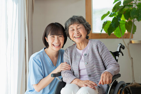 女性医療従事者と車椅子に乗ったシニア女性