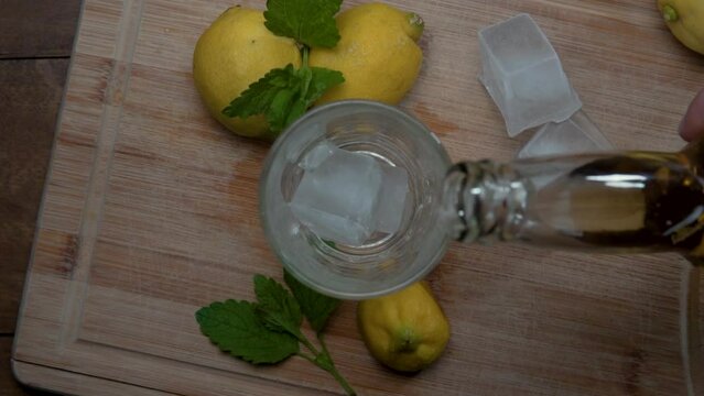 Bierglas wird aufgef&uuml;llt und l&auml;uft &uuml;ber slow motion