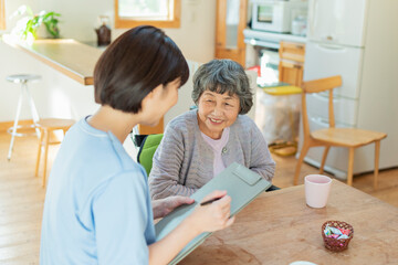 利用者の話を聞く女性医療従事者