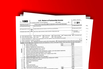 Form 1065 documentation published IRS USA 11.24.2021. American tax document on colored - obrazy, fototapety, plakaty