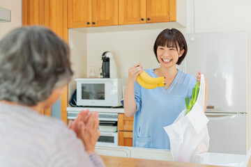 買い物代行をする女性介護士と利用者の女性