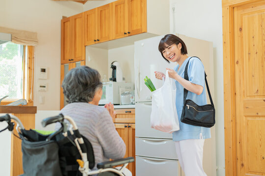 買い物代行をする女性介護士と利用者の女性