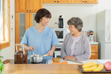 利用者と食事を作る女性介護士
