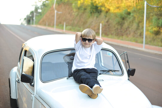 menino feliz pose fusca alegre 