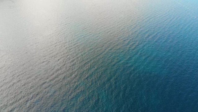 &Uuml;berflug mit einer Drohne &uuml;ber das seichte Meer mit Salzwasser und kleinen Wellen 4k