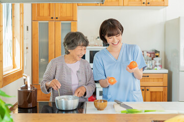 利用者と食事を作る女性介護士