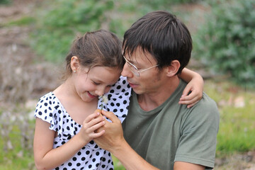pai e filha brincando no parque