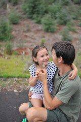 pai e filha brincadeira cheia de amor 