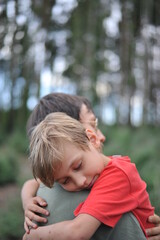 Pai com filho abraço apertado 