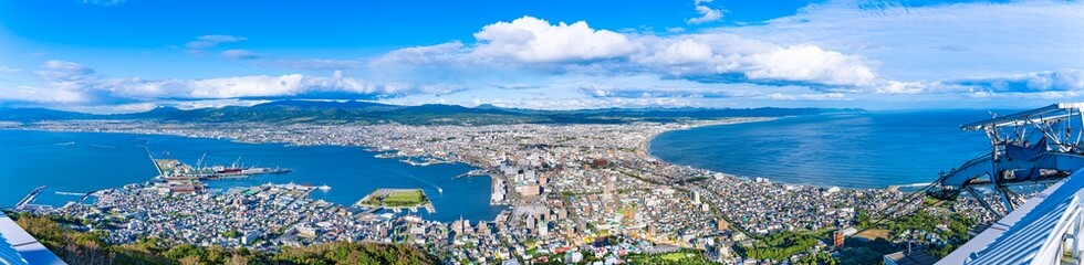 Fototapeta na wymiar 函館山展望台から見下ろす、晴天の函館市の全景