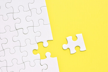 Obraz premium Jigsaw puzzle on a yellow background 