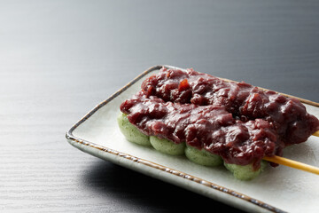 みたらし団子を木目バックで