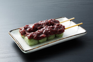 みたらし団子を木目バックで