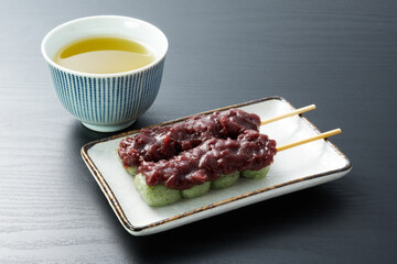 みたらし団子を木目バックで