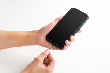 スマートフォンを充電する女性の手