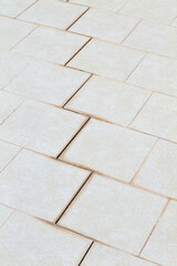 Pavimento con mattonelle da riparare