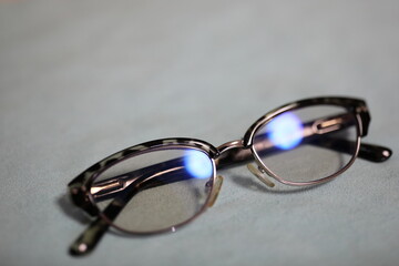 ブルーライトカットのサングラスの反射光