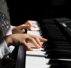 Obraz premium Hands playing an electronic piano