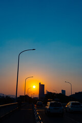 橋の正面に昇る朝日