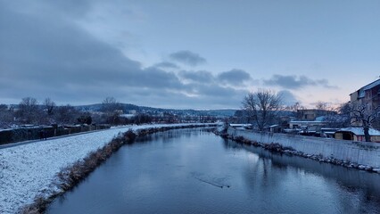 Fototapeta na wymiar Schneebedeckte Winterlandschaft an der Weißen Elster (Fluss) in Gera