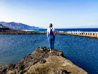 Fototapeta na wymiar woman standing in the coast