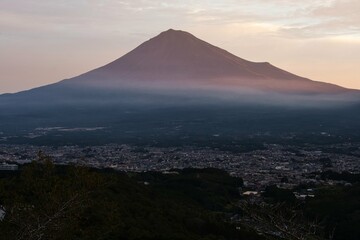 Fototapeta premium 仄かに染まる富士山