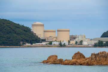 福井県美浜町水晶浜から見る関西電力美浜発電所