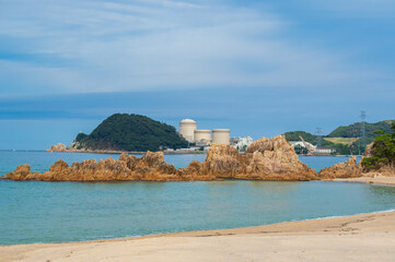 福井県美浜町水晶浜から見る関西電力美浜発電所