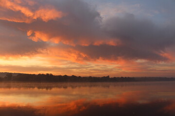 Piękny wschód słońca nad rzeką w jesienny poranek. - obrazy, fototapety, plakaty