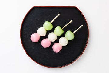 お皿に盛りつけられた三色団子