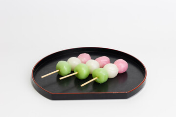お皿に盛りつけられた三色団子