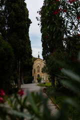 Fototapeta na wymiar Kirche in Italien am Gardasee
