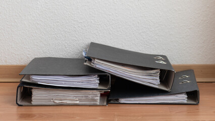 Buchhaltung: chaotischer Stapel von Ordnern mit Unterlagen | Haufen Aktenordner mit Dokumenten, B&uuml;ro, Finanzen, Studium, Buchhaltung, Steuer | Platz f&uuml;r Text und Design