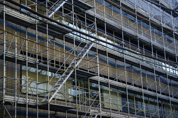足場の組まれた建物